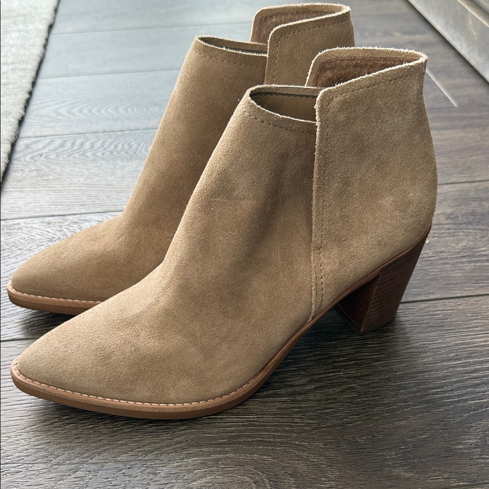 Dolce vita Women's Tan Suede Ankle Boots